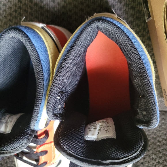 NIKE Air Jordan AJ1 Mid SE - Boys' Grade School  Size 6Y - Picture 13 of 16